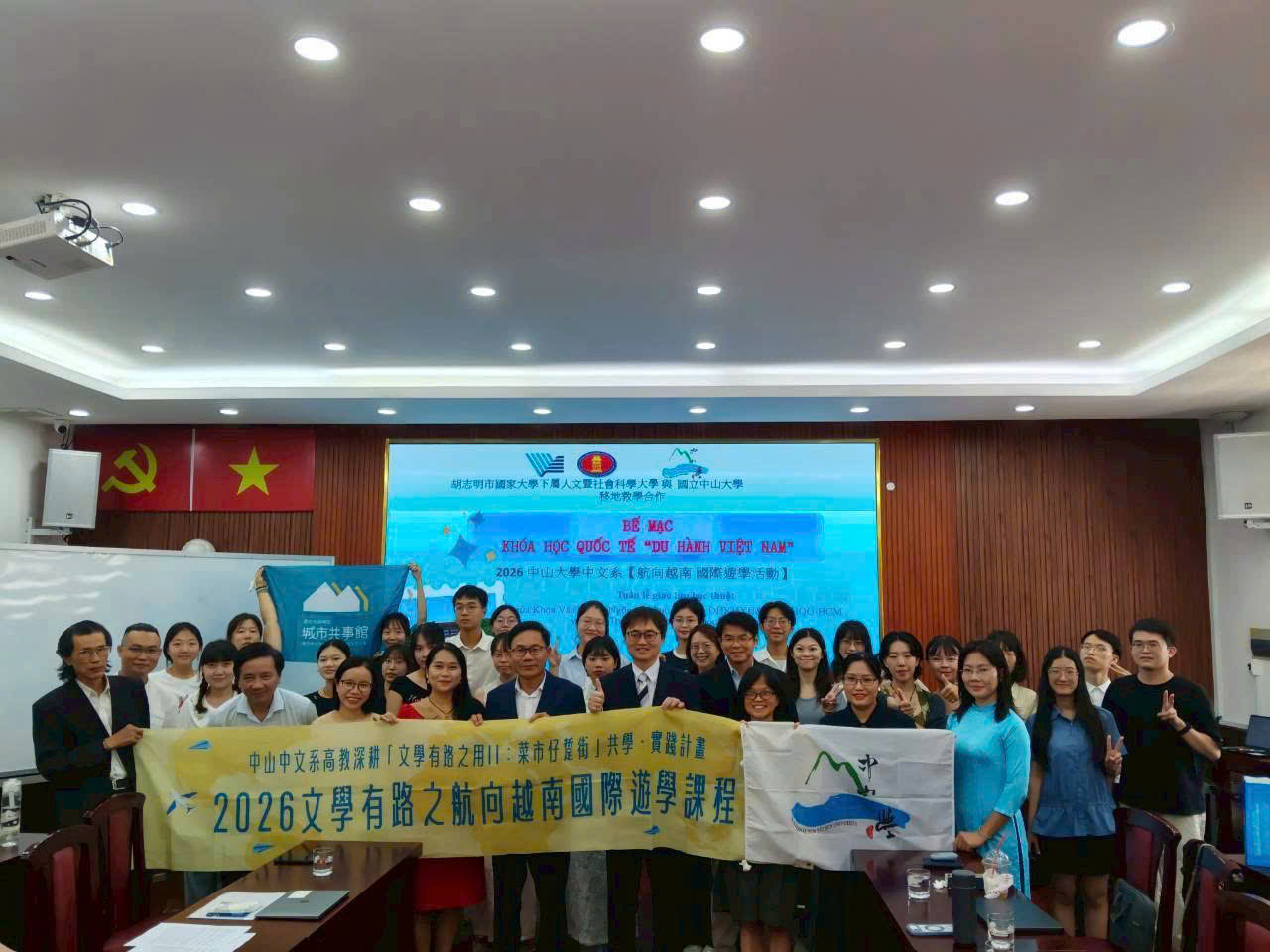 2026年6月22日，由胡志明市國家大學所屬社會科學與人文大學文學與語言學系及國立中山大學中國文學系共同辦理之「航向越南國際遊學課程」結業典禮於越南胡志明市舉行。
結業典禮由社會科學與人文大學文學與語言學系潘孟雄主任、黎玉芳副主任及多位教師出席；國立中山大學則由文學院副院長羅景文、中文系系主任杜佳倫、副教授林芷瑩、黃資婷老師及20名學生共同參與。
林參事於典禮中表示高度關注本次活動，並期盼未來臺越兩地大學間在文化、學術及研究等領域之交流合作能持續深化與拓展。透過此次國際遊學課程，不僅增進臺越雙方學生的交流互動，也進一步促進兩地高等教育合作與國際學術交流發展。

