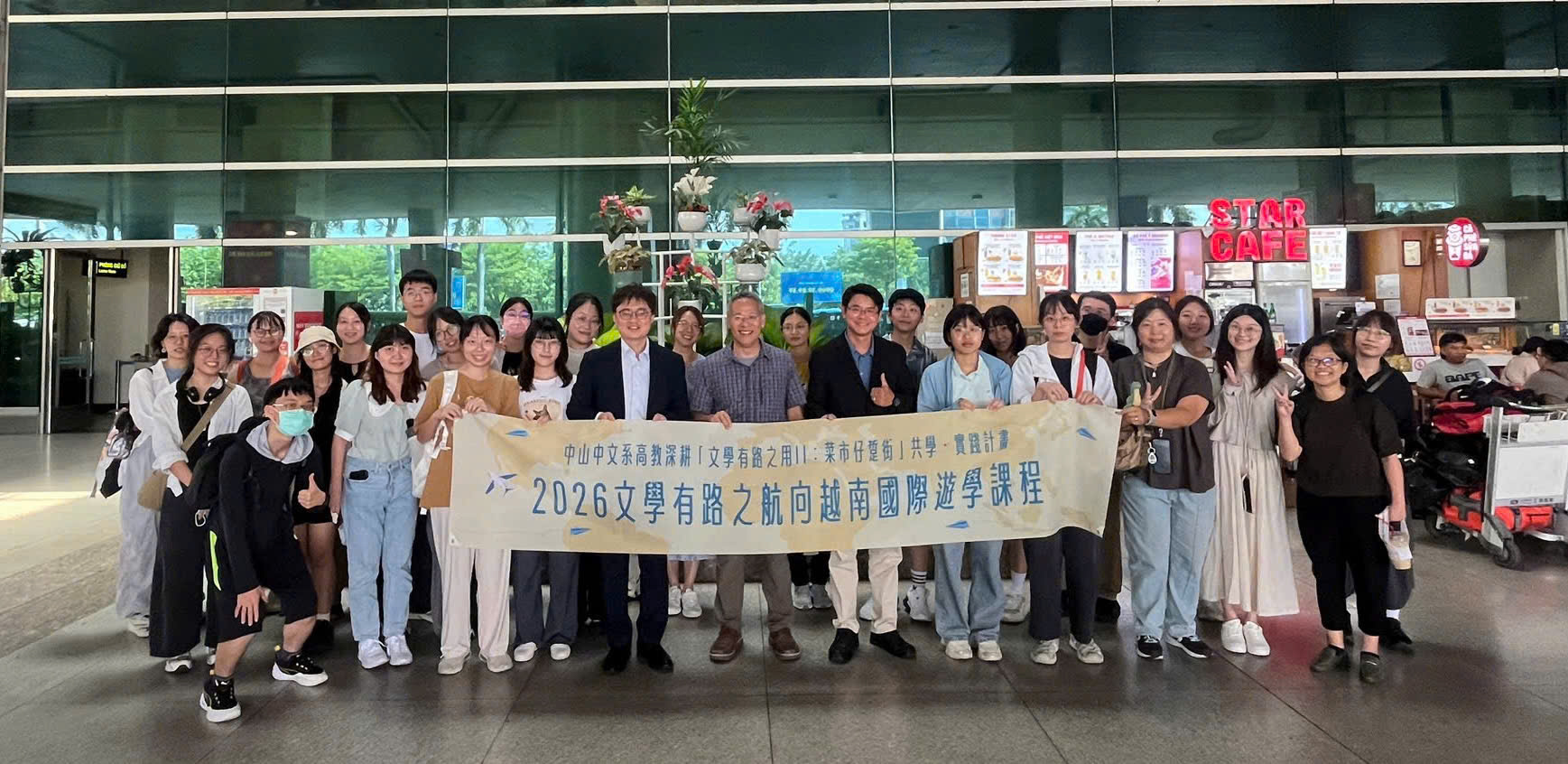 2026年6月22日，由胡志明市國家大學所屬社會科學與人文大學文學與語言學系及國立中山大學中國文學系共同辦理之「航向越南國際遊學課程」結業典禮於越南胡志明市舉行。
結業典禮由社會科學與人文大學文學與語言學系潘孟雄主任、黎玉芳副主任及多位教師出席；國立中山大學則由文學院副院長羅景文、中文系系主任杜佳倫、副教授林芷瑩、黃資婷老師及20名學生共同參與。
林參事於典禮中表示高度關注本次活動，並期盼未來臺越兩地大學間在文化、學術及研究等領域之交流合作能持續深化與拓展。透過此次國際遊學課程，不僅增進臺越雙方學生的交流互動，也進一步促進兩地高等教育合作與國際學術交流發展。
