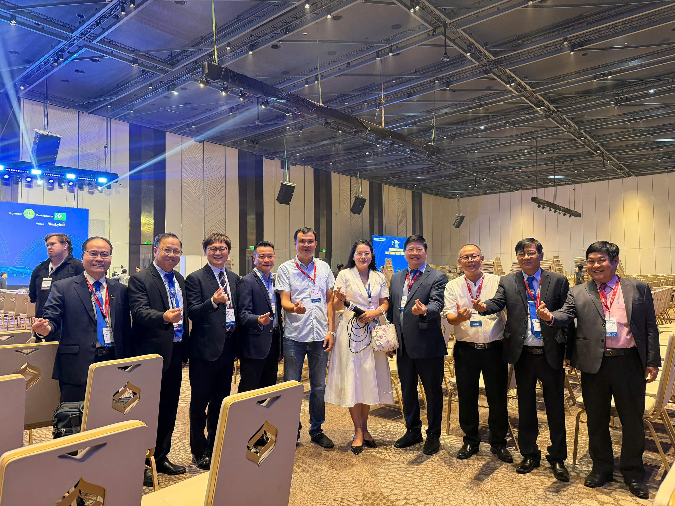 2026年6月16日至19日，第28屆國際豬獸醫學會由胡志明市農林大學主辦，並與明微廣告與展覽服務有限公司（VEAS）共同辦理。
本次大會共有超過4,000名代表參與，並發表近1,000篇學術論文。此次會議不僅是越南畜牧獸醫領域的重要里程碑，更為專家、學者及產業界人士提供交流平台，共同探討產業最新研究趨勢、技術發展及創新解決方案。
林參事出席本次大會，充分展現辦事處對農業與獸醫領域科學技術發展趨勢及應用型教育發展的高度重視，同時亦有助於促進國際學術交流，進一步拓展臺越雙方在教育合作上的發展機會。
