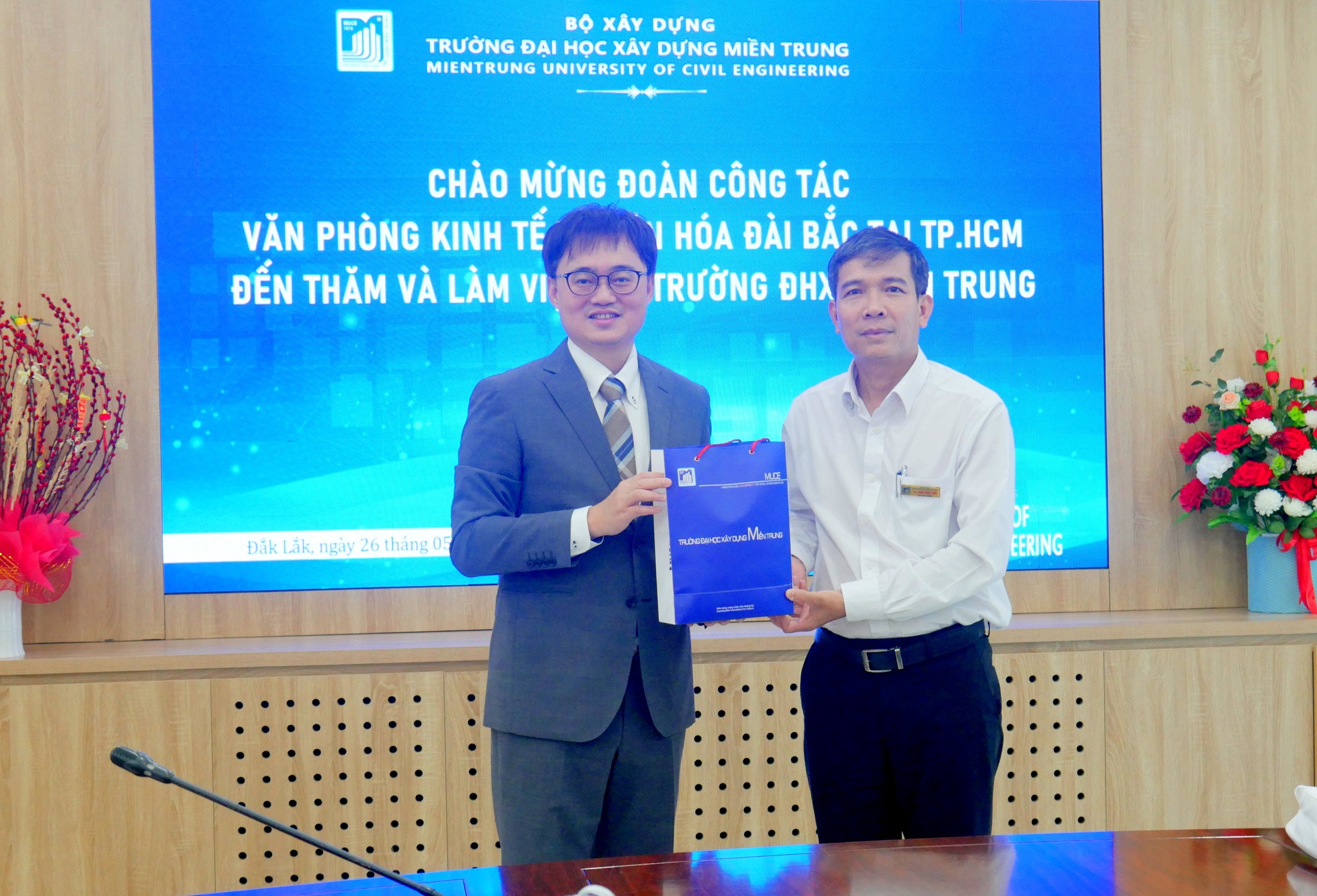 2026年5月26日，教育組林韋至組長前往拜會中部建設大學，針對建築、自動化技術及人才培育等議題與校方主管進行交流。

林組長於會中分享臺灣半導體產業及高等教育發展現況，並介紹教育部臺灣獎學金、華語文獎學金及新南向相關人才培育計畫，提供最新官方資訊協助校方了解赴臺升學及參與研究交流之相關資源。

校方表示，未來將持續關注臺灣高等教育發展趨勢，並積極鼓勵師生參與各項赴臺研習及升學計畫。此次訪問除增進雙方了解外，也為後續教育交流及人才培育合作創造更多契機。