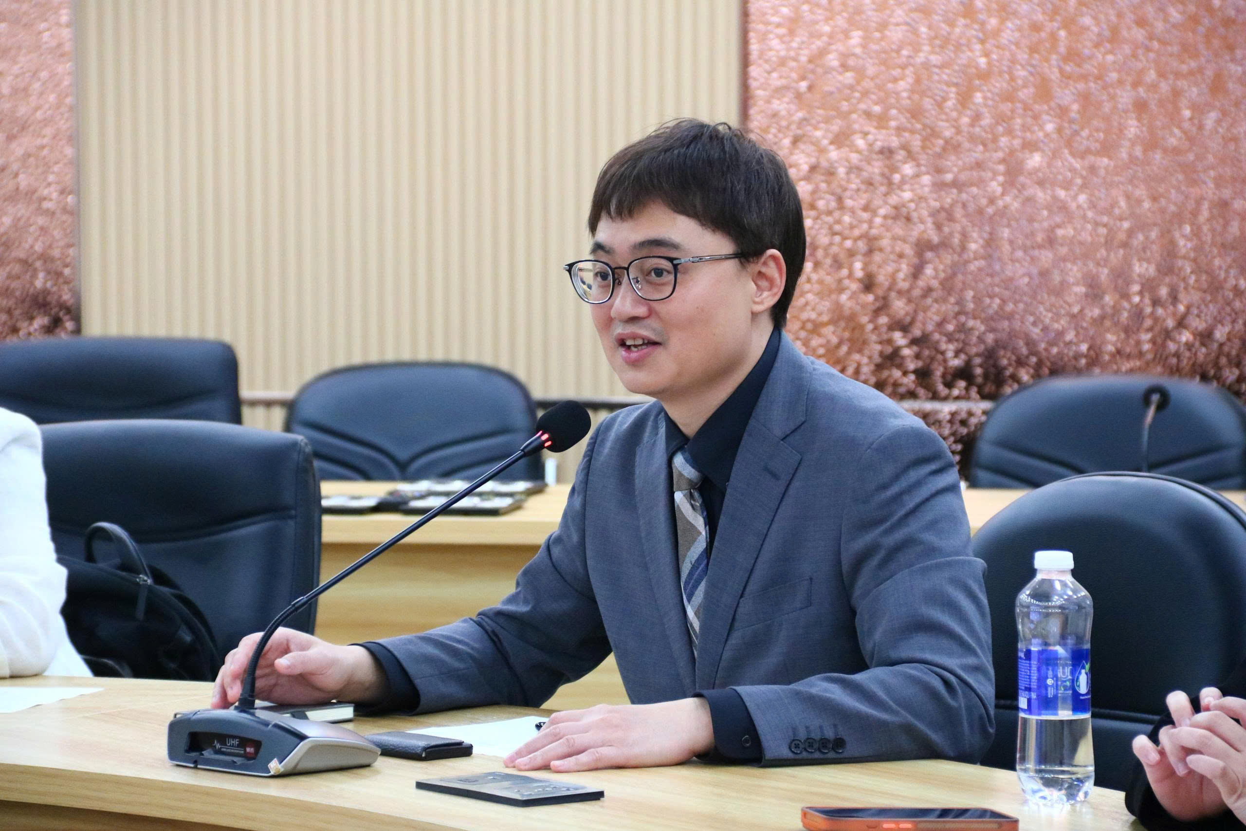 2026年9月18日，駐胡志明市臺北經濟文化辦事處教育組林韋至參事陪同國立中山大學社科院教育訪團拜會胡志明市國家大學所屬人文與社會科學大學。由劉文決副校長率 4 位主管接待。雙方就本碩博連貫課程與文憑銜接、跨國研究群組、論文共同指導等合作深入交流。 
代表胡志明市人文與社會科學大學接待訪團的校方主管包括：副校長劉文決（Lưu Văn Quyết）副教授、對外關係與科研管理室主任黃玉秋（Huỳnh Ngọc Thu）副教授、教育系副主任陳清香（Trần Thanh Hương）博士，以及社會工作-人類學-社會學系副主任阮女月英（Nguyễn Nữ Nguyệt Anh）博士。
劉文決副校長於致歡迎詞時，對教育代表團的到訪表示熱烈歡迎，並重申校方一向高度重視鞏固與拓展國際學術合作夥伴關係。劉副校長表示，期盼透過本次交流會面，雙方能在社會行政、公共服務等領域開展更多實質且具效益的學術交流與培育合作，進一步深化校方與臺灣高等教育——特別是國立中山大學——在學術及文化上的合作關係。
會中，國立中山大學西灣學院院長莊雪華分享了學院致力於培育多元跨界人才（Slashers）的教育理念，鼓勵學生不拘泥於單一專業，而是主動拓展實務能力、累積跨領域知識，在知識與體驗經濟時代中自主掌握多元職涯。此外，莊院長亦介紹了國立中山大學的學術優勢：身為亞洲頂尖研究型重點大學，社會科學領域名列全球前 1%（ESI），並與全球逾 324 所大專校院建立合作夥伴網絡，期盼未來能積極推進兩校間的學術及師生交流。
隨後，國立中山大學社會科學院院長陳美華介紹了該學院的國際化特色課程，特別是與英國倫敦大學亞非學院 （SOAS University of London）合作開辦的「全球公民權碩士學位學程」（Joint MA in Global Citizenship）。陳院長高度肯定該校社會工作—人類學—社會學系的科研能量，並期盼兩系在社會學、性別研究（Gender Studies）等專業領域建立更緊密的合作關係。
國立中山大學教育與人類發展研究全英語學位學程（IGPEHD）主任鄭雯詳細介紹了該所碩、博士全英語授課學位學程，重點涵蓋三大專業領域：教育學、教育應用心理學，以及統計與心理計量學。他強調該學程為國際學生提供了完善的獎助措施，包含學雜費減免、生活獎學金、研究指導制度（Research Mentorship）及逕修讀博士學位（Fast-track PhD）等管道。
林韋至組長在致詞中對胡志明市人文社會科學大學深厚的學術底蘊、辦學成效及研究實力給予高度評價。他重申，教育組將持續發揮堅實的橋樑紐帶作用，積極協調並提供各類獎學金資源，為臺灣各大學與越南高等教育機構深化合作創造良好契機與環境。
本次會議重點聚焦於推動彈性多元的本碩連貫課程（如 3+1、2+2 模式）與學分採認；研議論文共同指導機制並成立跨國研究群組，尤其著重探討臺越兩地共同面臨的高齡化社會挑戰。此外，雙方亦針對社會行政、公共服務、性別研究、社會學等研究主題，以及推動師生互訪交換、合辦短期師資培訓班等合作項目進行深入探討。
會議在融洽、隆重且友好的氛圍中圓滿結束，為兩校未來的深層學術與教育合作開拓了廣闊前景。雙方主管達成共識，將持續就各項合作細節保持密切溝通，期盼於近期正式簽署合作協議與備忘錄（MOU），落實各項合作成果。

