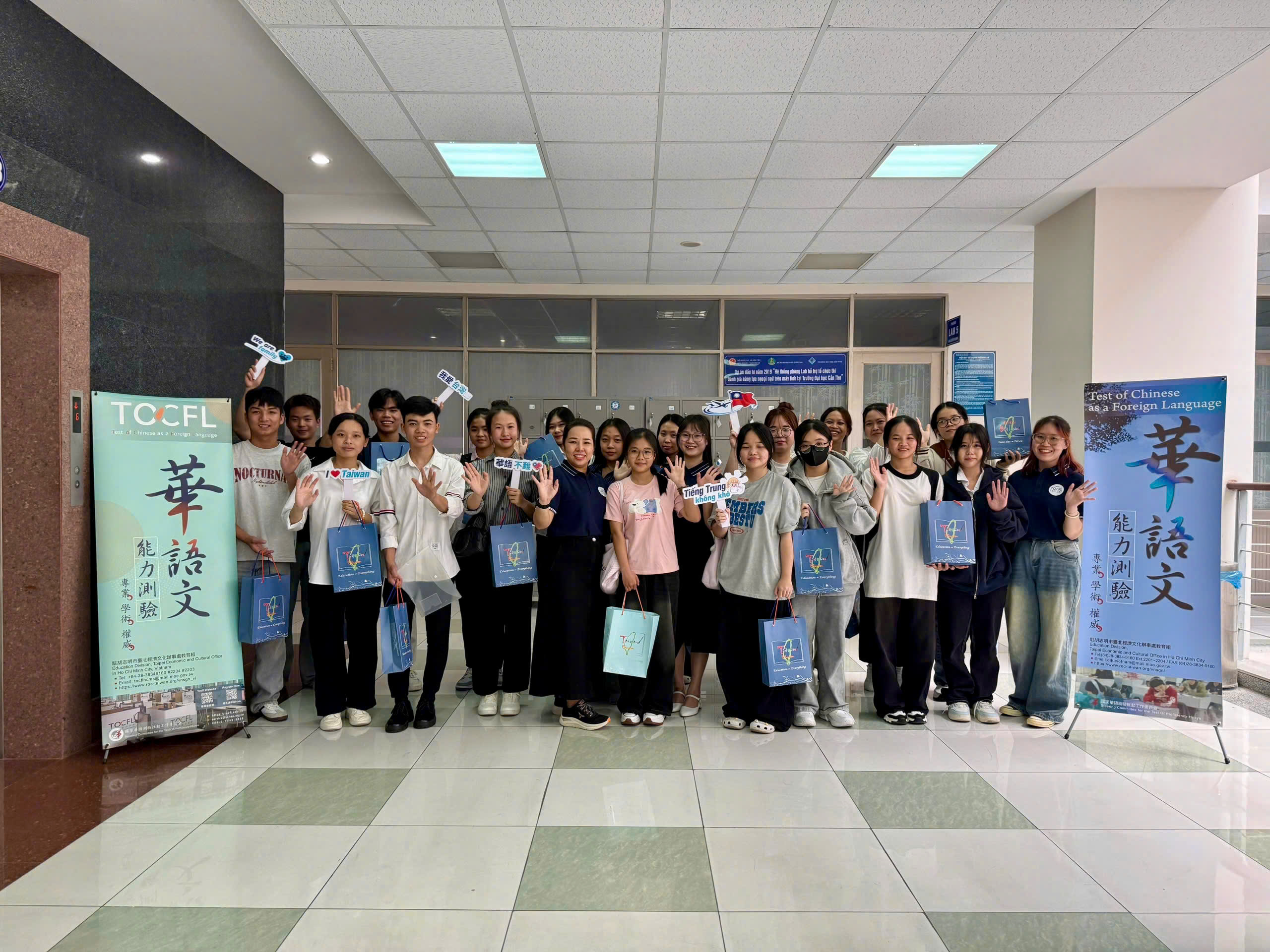 2026年8月22日，在肯特大學教育組首次辦理華語文能力測驗（TOCFL），考試順利完成。此次考試係胡志明市臺北經濟文化辦事處教育組與肯特大學近一年來共同籌備與協調的成果，旨在擴充考試資源，為湄公河三角洲地區華語學習者提供更便利的TOCFL應試管道。
本次考試共開放20個名額，報名後很快額滿。考生來自湄公河三角洲地區多個省市，包括永隆、肯特、安江及金甌。首次於肯特大學設置TOCFL考場，不僅回應當地華語學習者的應試需求，也有助於減少考生往返胡志明市的交通時間及費用。
部分考生表示，過去參加TOCFL須花費約3至4小時前往胡志明市考場。此次於肯特大學辦理考試後，考生可就近應試，不僅交通更加便利，也能有更多時間準備心理，並以較穩定的心情應試。整體考試過程順利，為湄公河三角洲地區華語學習者提供更加便利的華語能力檢定選擇。
此次TOCFL首度於肯特大學順利辦理，亦是越南華語文能力測驗考試網絡拓展的重要一步。透過將考試資源延伸至地方，教育組期盼持續擴大華語學習及教育交流機會，深化臺越教育交流，特別是加強與湄公河三角洲地區的教育連結。
未來，教育組將持續關注各地考生的應試需求，並據此進行評估，逐步擴大越南地區華語文能力測驗的辦理網絡，以更貼近學習者需求，提供更加便利的應試服務。
