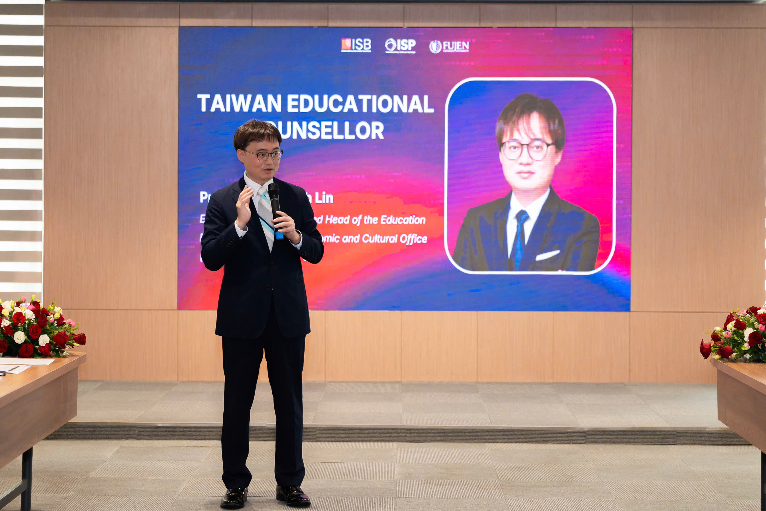 2026年9月7日，教育組林韋至參事應胡志明市經濟大學國際商學院（UEH.ISB）邀請，出席該院與臺灣輔仁大學（FJCU）雙聯合作課程開學典禮。
典禮有 UEH.ISB 校方主管、教師、專家，以及來自國內外教育與學術界的代表出席，包括臺北經濟文化辦事處教育組林韋至參事兼組長、UEH.ISB 校長陳河明俊副教授、副校長陳芳草副教授、新加坡理工大學（Singapore Institute of Technology）專家暨講師阮世黃副教授、Talent Connect Plus 創辦人暨執行長黎黃芳淑博士，以及相關組織、企業、媒體代表和 ISP 課程教師團隊，現場共有逾27名教師及學生參與。 
林參事於典禮中向與會師生介紹臺灣政府各項留臺獎學金，以及教育部「優秀外國青年來臺蹲點計畫」（TEEP），鼓勵學生積極了解並把握赴臺學習、交流及提升專業能力的機會。透過相關計畫，學生可進一步接觸臺灣高等教育環境，拓展國際視野，並累積國際交流經驗。
此次出席開學典禮，展現 UEH.ISB 與臺灣大專校院之間持續深化的合作關係，並有助於推動臺越高等教育交流。透過雙聯合作課程，不僅為學生提供多元的學習選擇，也創造赴臺學習、交流及發展的機會，為未來持續拓展臺越雙邊教育合作奠定良好基礎。
UEH.ISB 代表對林參事撥冗出席活動，以及長期關注並積極推動臺越教育交流表達誠摯感謝，並肯定其在促進臺越教育合作及連結臺灣與越南教育機構方面所發揮的橋梁作用。未來雙方將持續透過雙聯課程及各項交流活動，為兩地師生創造更多學習、交流與合作機會。
